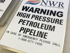 Aluminum Pipeline Signs This image shows aluminum pipeline signs.